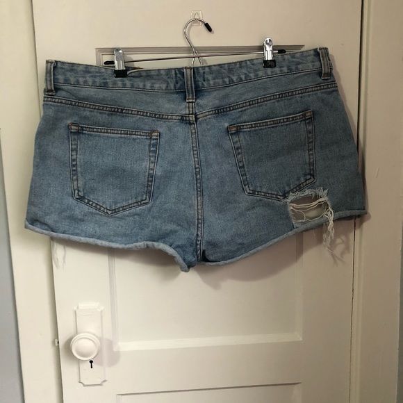 F21+ DISTRESSED DENIM SHORTS - Picture 3 of 4